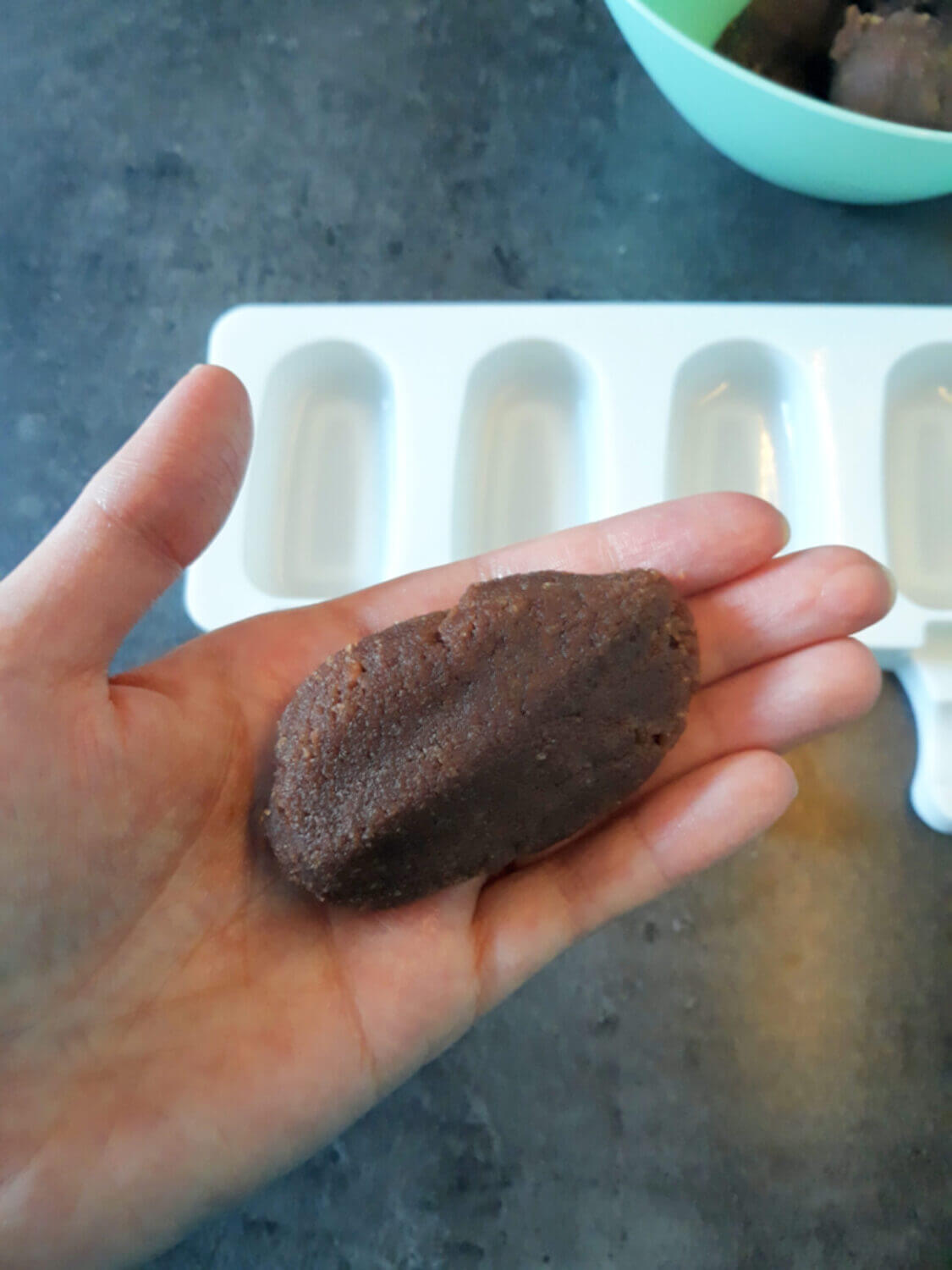 odmierzanie porcji ciasta na lody ciasteczkowe cakesicles icepops, forma silikonowa