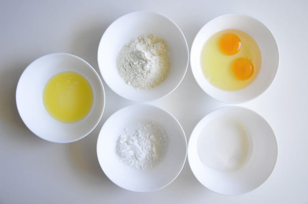 składniki potrzebne do przygotwania biszkoptu: jaja, cukier, mąka pszenna, mąka ziemniaczana, masło