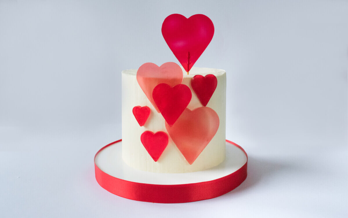 Walentynkowy tort z sercami z izomaltu