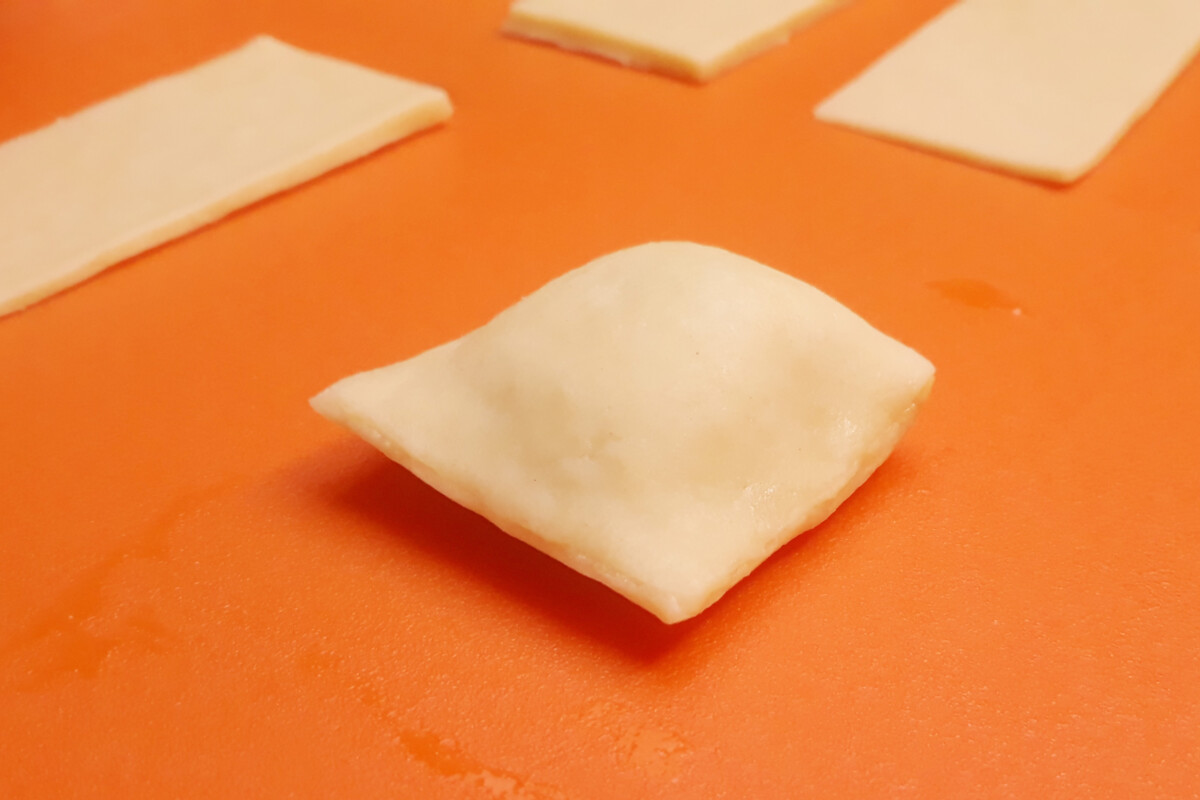 sklejanie faworków z nadzieniem ciasto mata silikonowa
