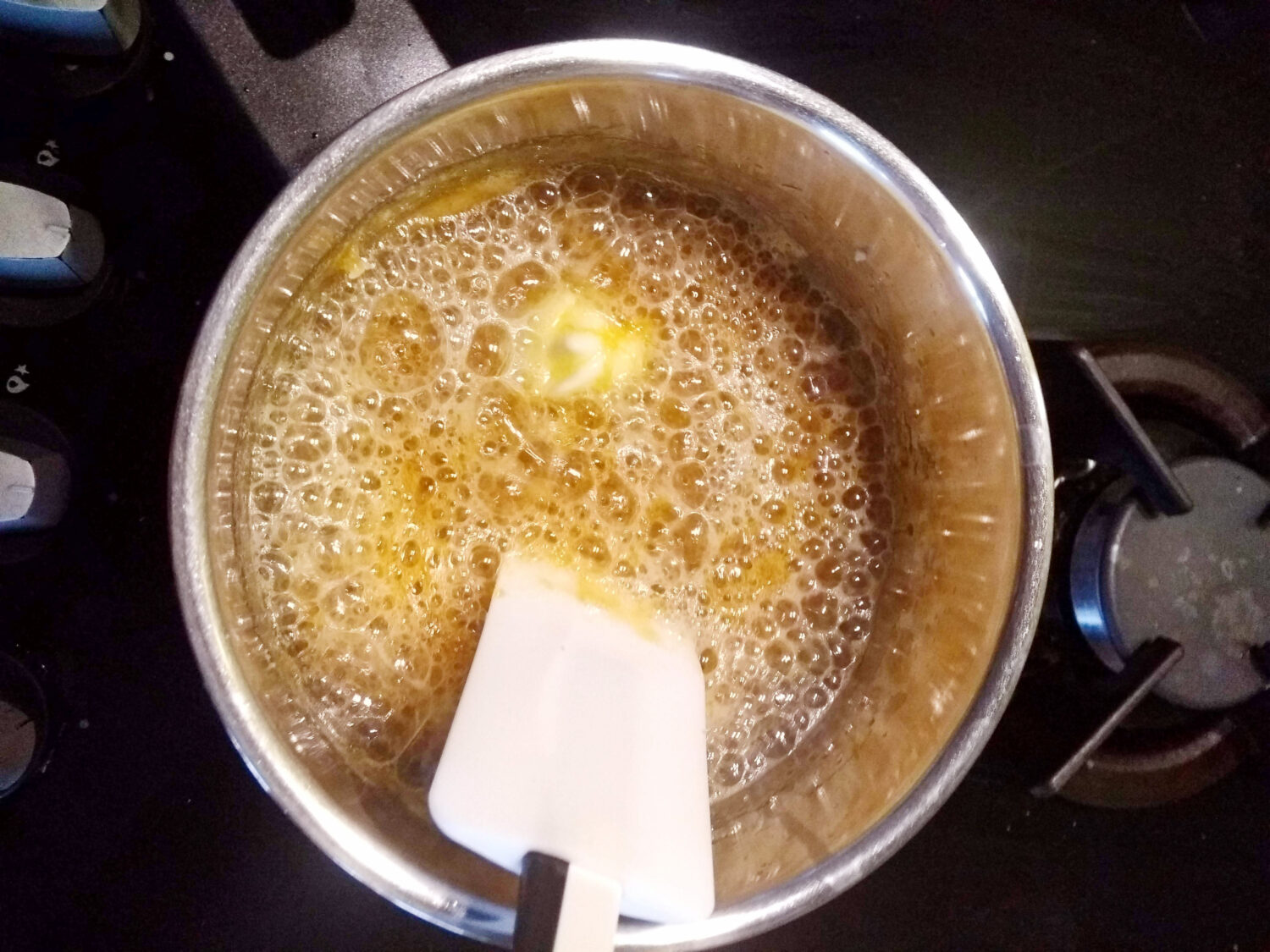 Przygotowanie sosu karmelowego