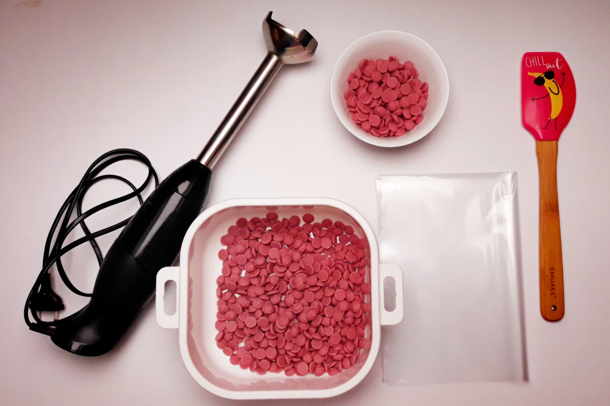 temperowanie różowej czekolady różowa czekolada narzędzia szpatułka miska miseczka, blender, folia