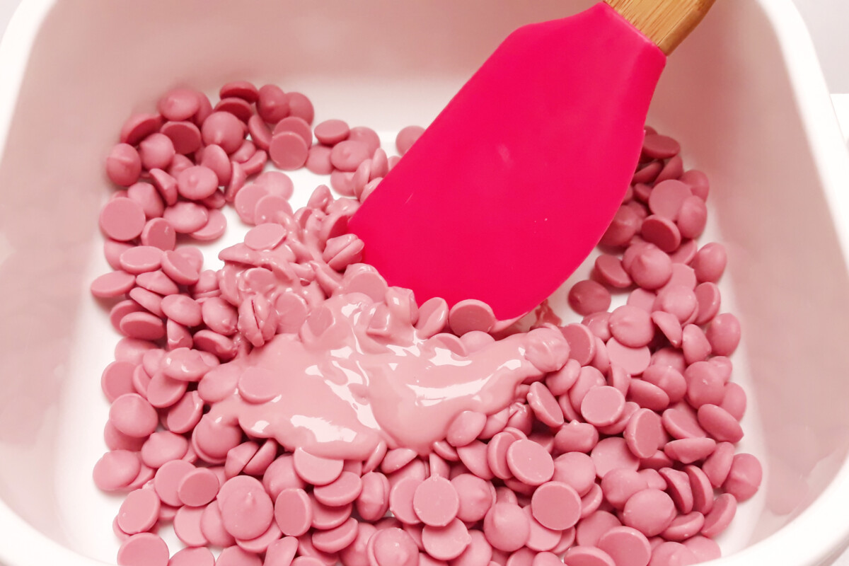 temperowanie różowa czekolada ruby chocolate szpatułka miska zasiewanie