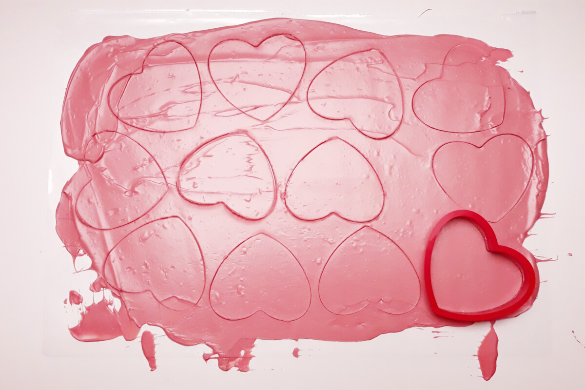 wycinanie serc z temperowanej różowej czekolady, różowa czekolada, foremka w kształcie serca