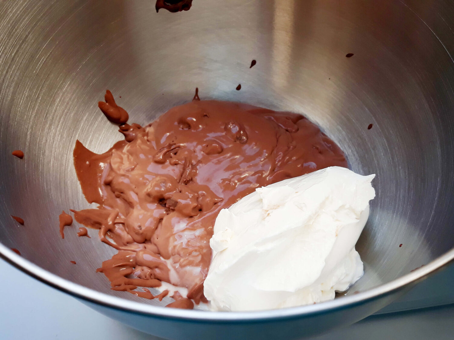 przygotowanie kremu czekoladowego, łączenie ganache czekoladowego z mascapone, misa miksera
