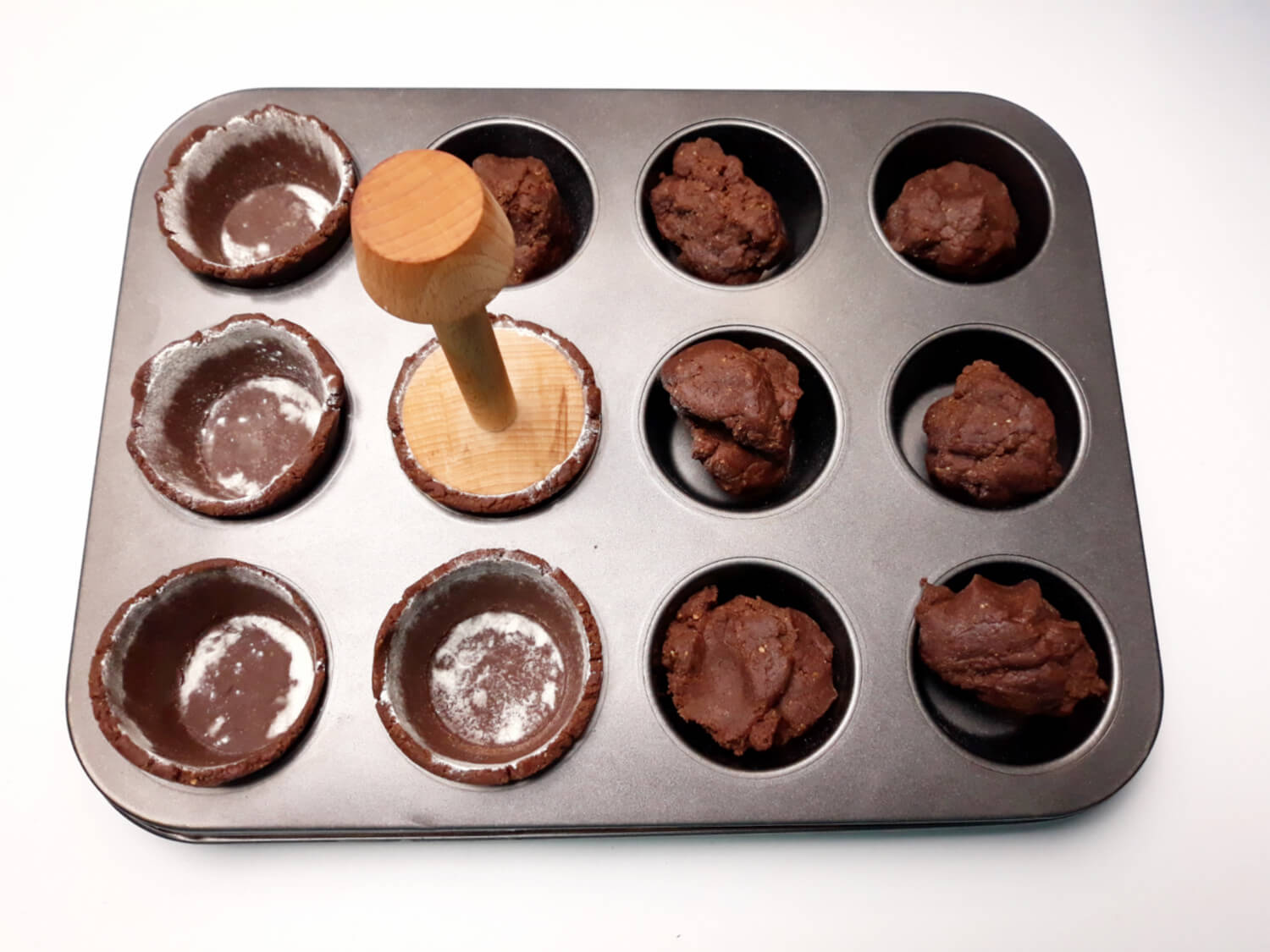 Rozpustne kruche mini tarty - solony karmel i czekolada!, tartaletki, wyklejanie foremki do muffin ciastem kruchym, forma do muffin, narzędzie do tartaletek