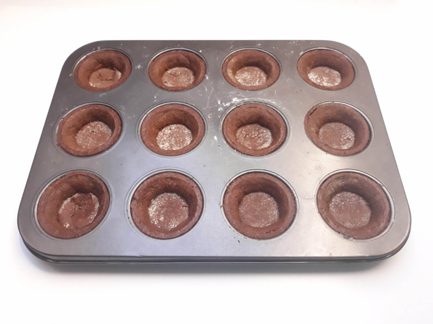 Rozpustne kruche mini tarty z solonym karmelem i czekoladą, tartaletki, upieczone kruche tartaletki kakaowe, forma na muffiny