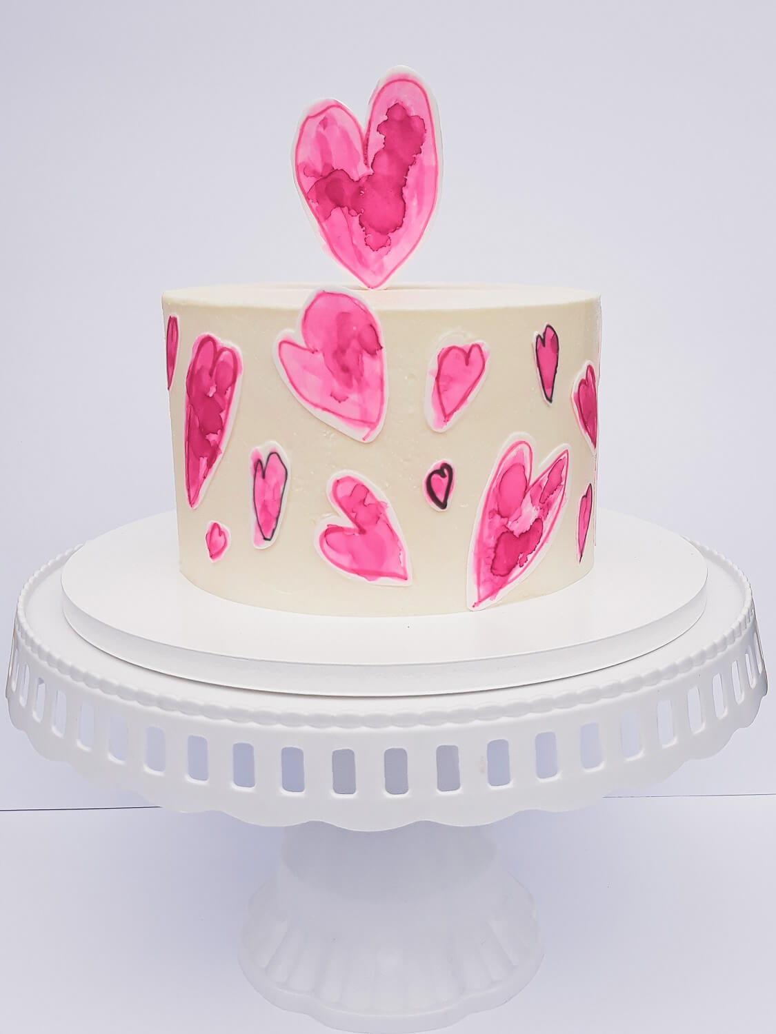 tort z sercami malowanymi na papierze cukrowym na dzień matki, niech twoje dziecko ozdobi tort, pozwól swojemu dziecku ozdobić tort