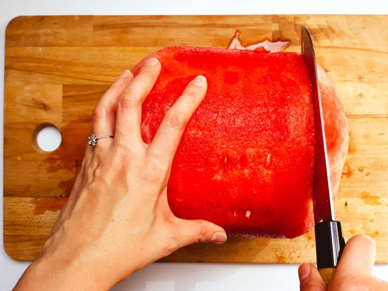 docinanie arbuza na kształt tortu, deska, nóż, arbuz