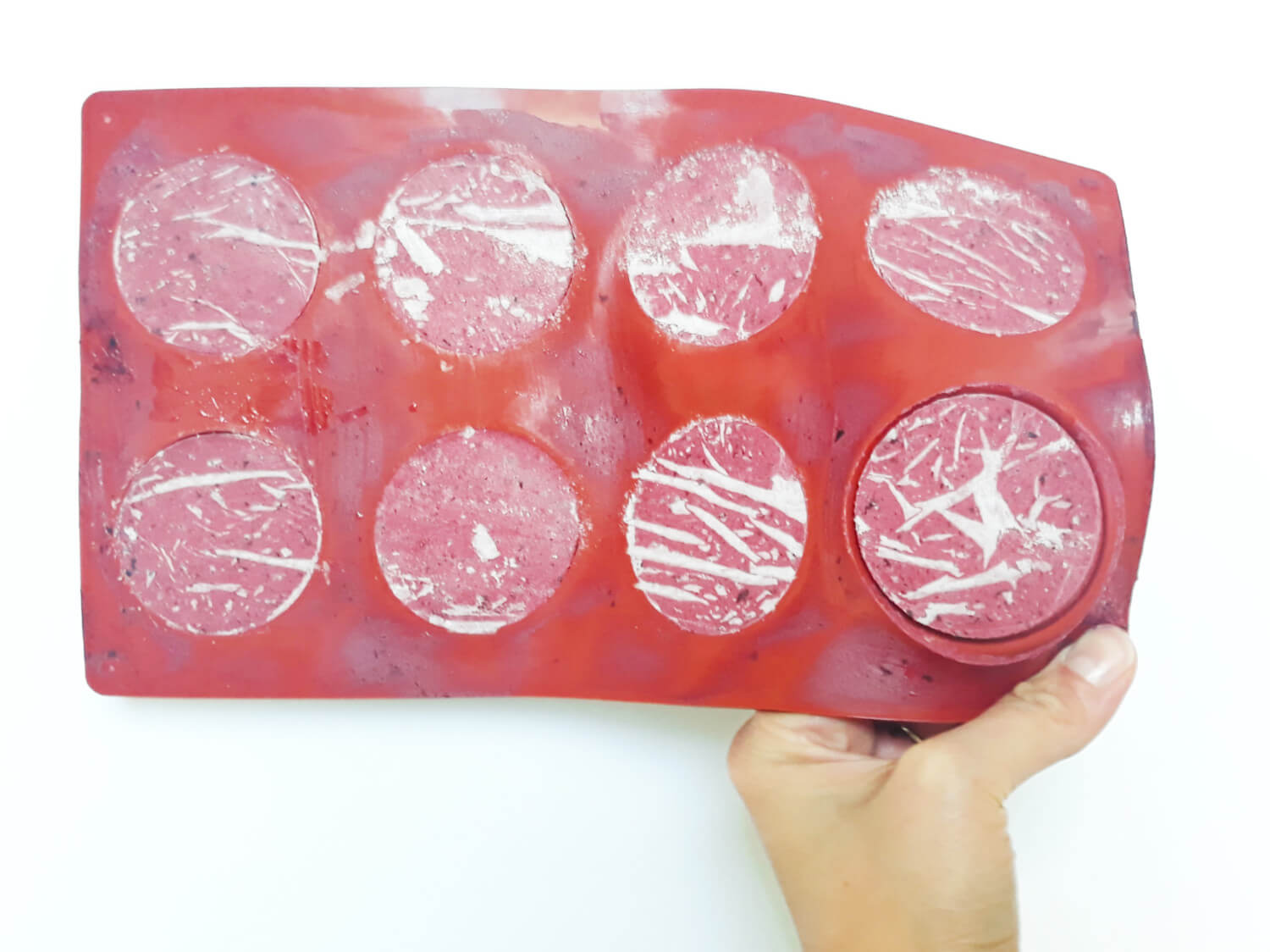 przygotowanie musu jagodowego do mini serniczków, wyciąganie zamrożonych serniczków z formy