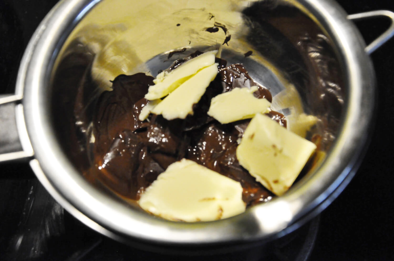 pieczony mus czekoladowy, rozpuszczanie masła i czekolady w kąpieli wodnej