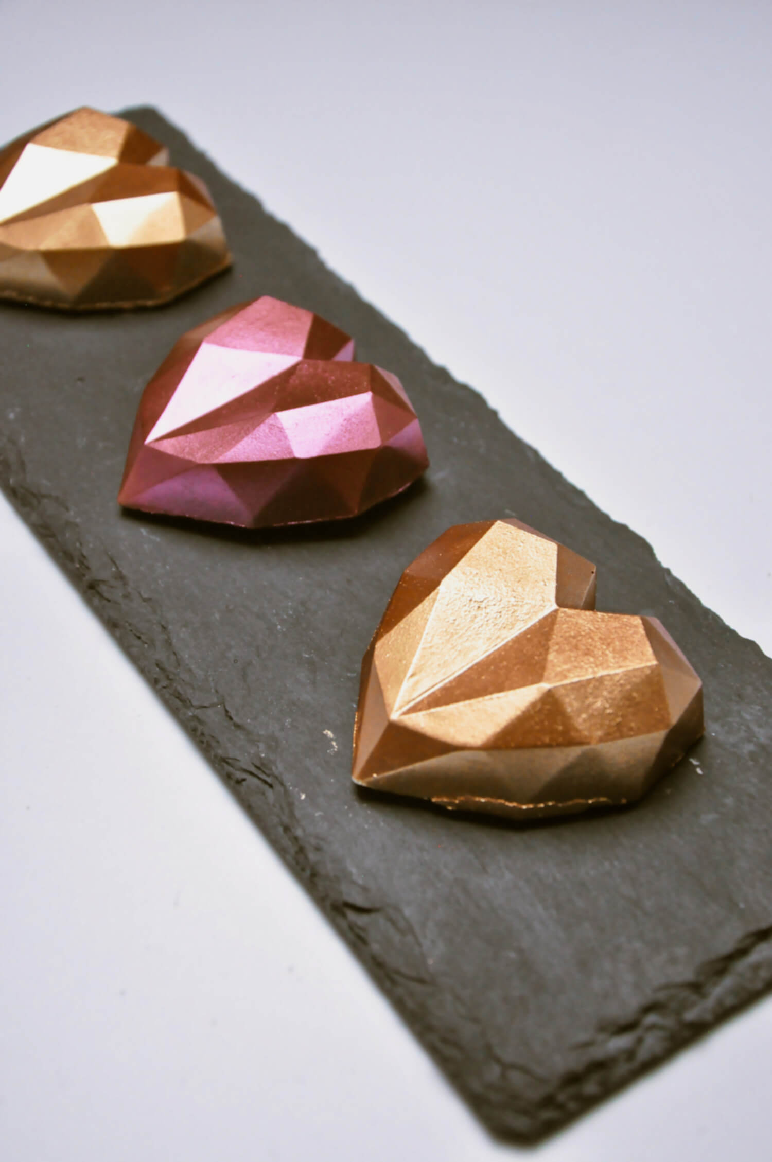 Truflowo-malinowe monoporcje w temperowanej czekoladzie