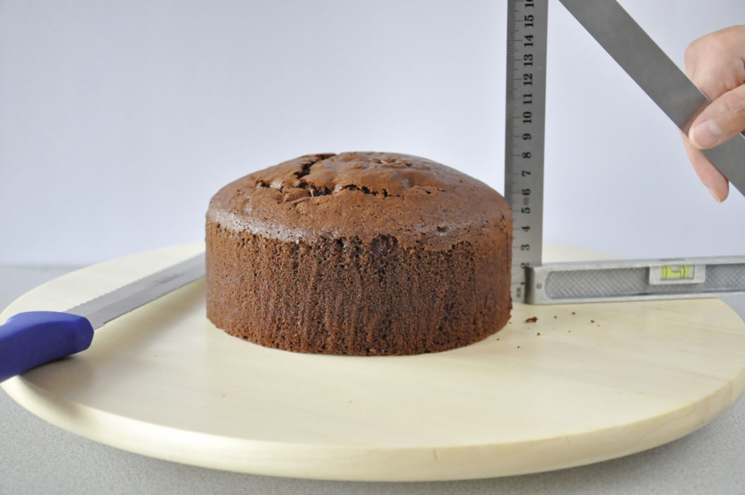 Jak złożyć idealnie prosty tort? Składanie tortu krok po kroku. tutorial, krojenie biszkoptu na równe blaty, nóż, linijka, biszkopt, patera obrotowa