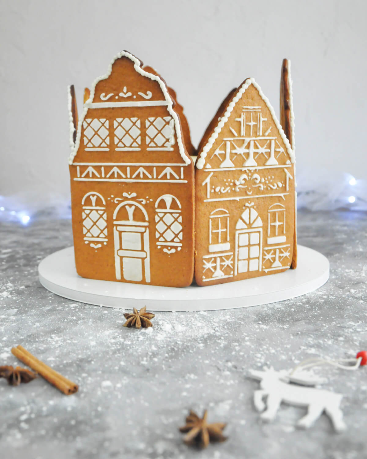 kamieniczki z piernika - świąteczna dekoracja tortu