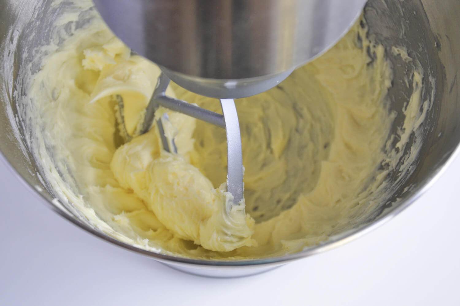 przygotowanie ciastek maślanych, ucierania masła z cukrem w mikserze