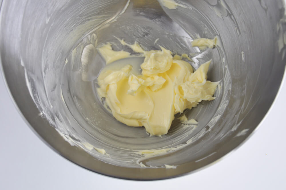 ucieranie masła do kremu maślano-budyniowego