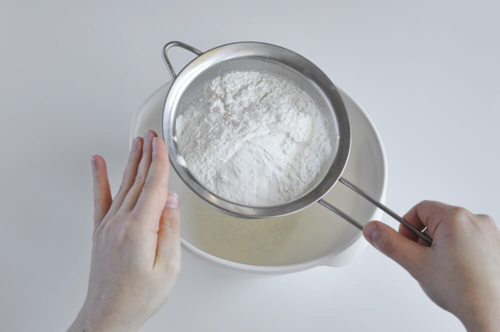 przygotowanie cytrynowego ciasta ucieranego - przesiewanie mąki