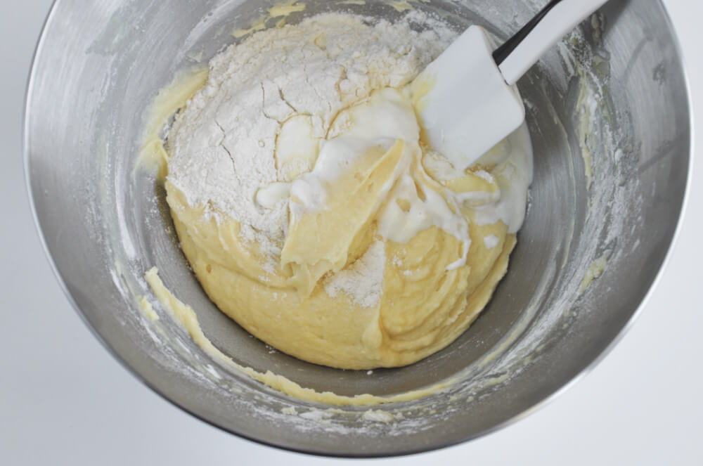 przygotowanie cytrynowego ciasta ucieranego