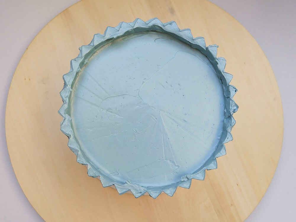 tort origami cake, przygotowanie, wyrównanie góry tortu
