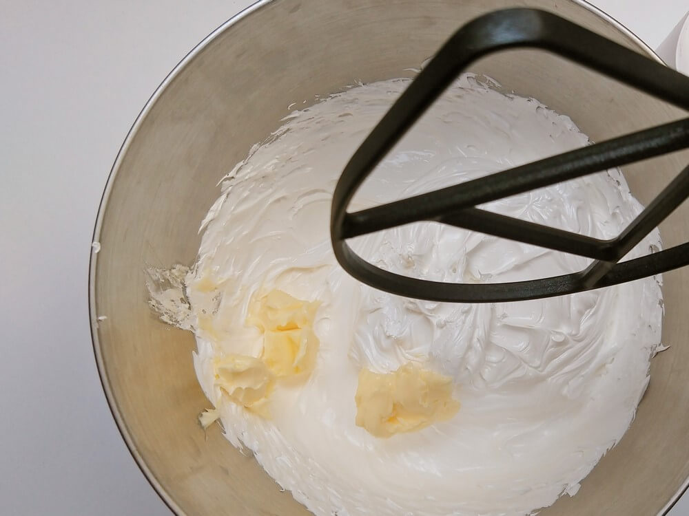 przygotowanie kremu maślanego na bezie szwajcarskiej, dodawanie masła