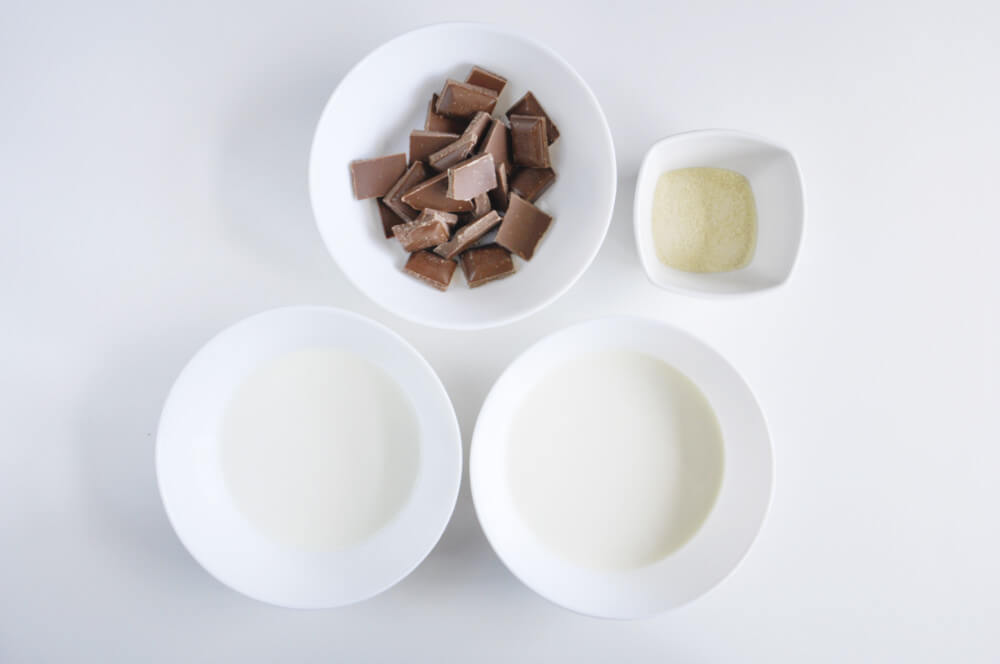 składniki na mus czekoladowy - namelaka: czekoalda mleczna, żelatyna, mleko, śmietana kremówka 30%