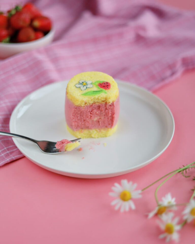 Deserki jak malowane czyli monoporcje ze wzorem w truskawki Cake it