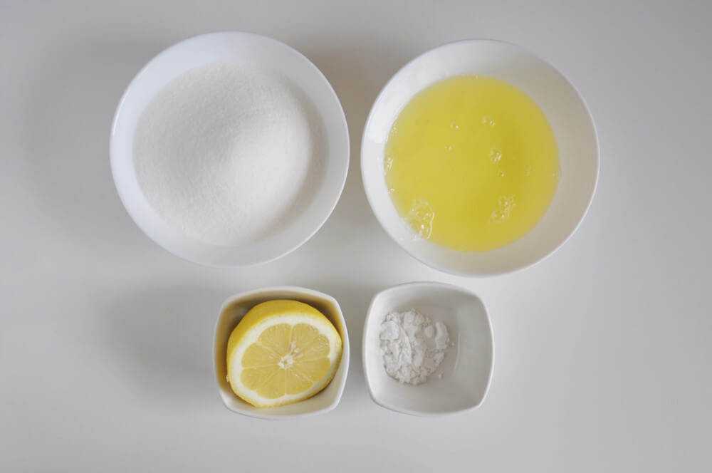 składniki na blaty bezowe - białka jaj, drobny cukier, sok z cytryny, skrobia ziemniaczana