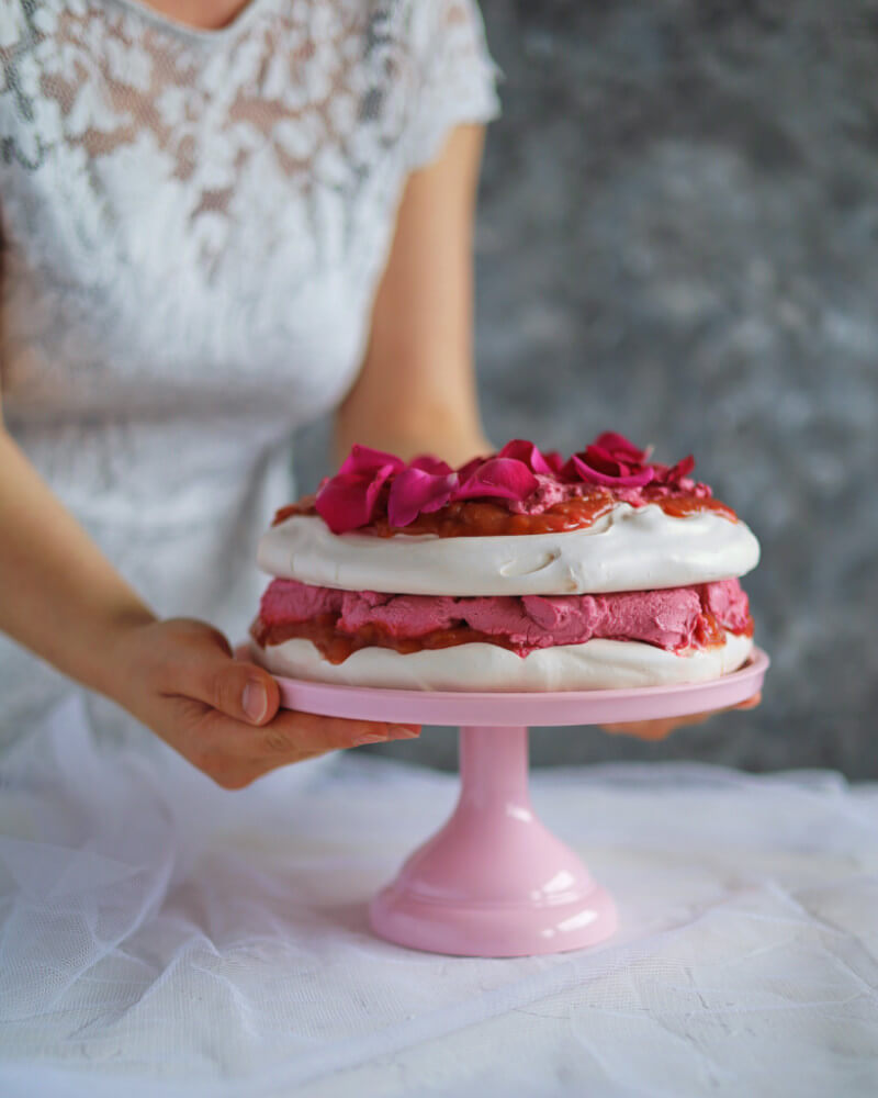 Tort bezowy z kremem hibiskusowym i frużeliną z rabarbaru