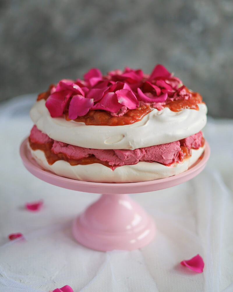 Tort bezowy z kremem hibiskusowym i frużeliną z rabarbaru