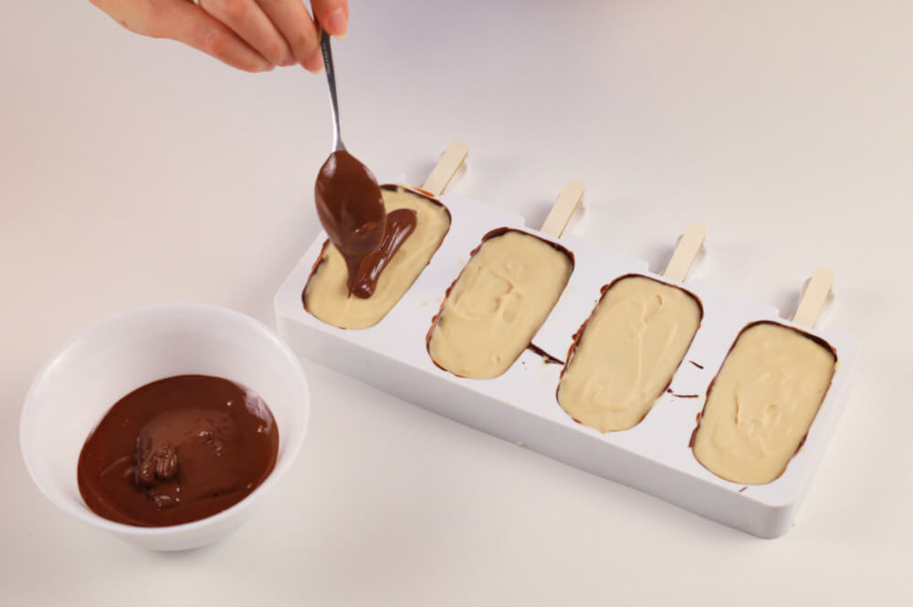 wypełnianie formy na lody magnum czekoladą, forma silikonowa