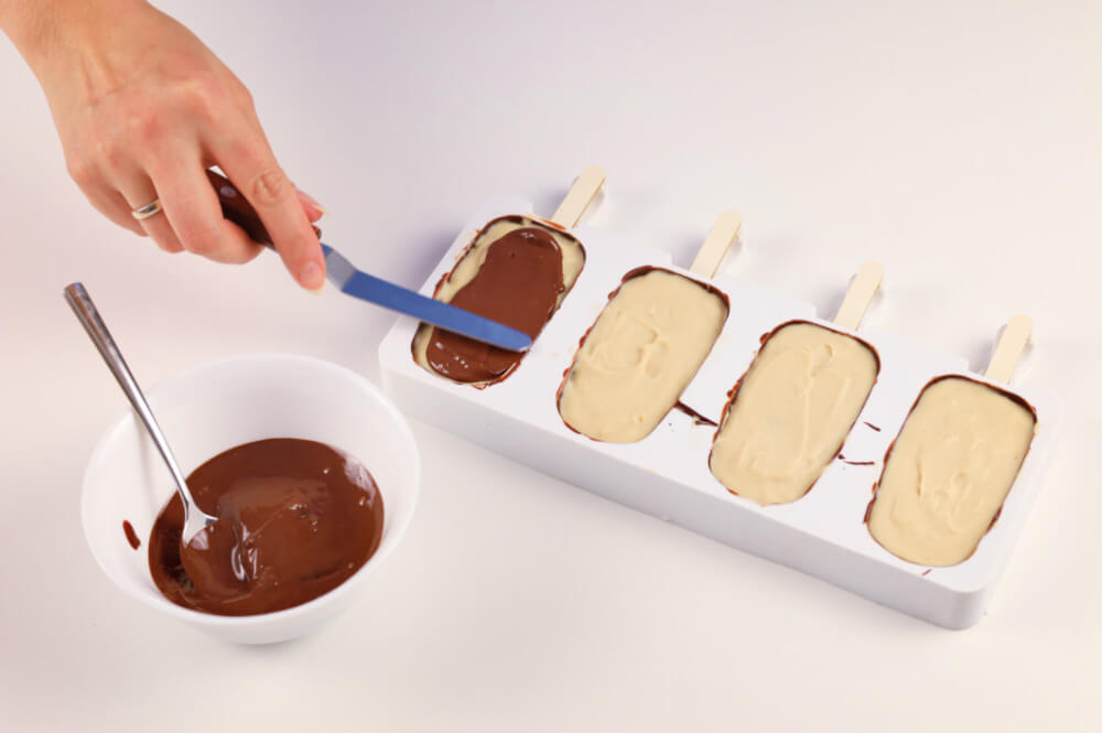 wypełnianie formy na lody magnum czekoladą, forma silikonowa, szpatułka