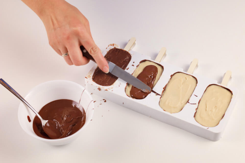 wypełnianie formy na lody magnum czekoladą, forma silikonowa, szpatułka