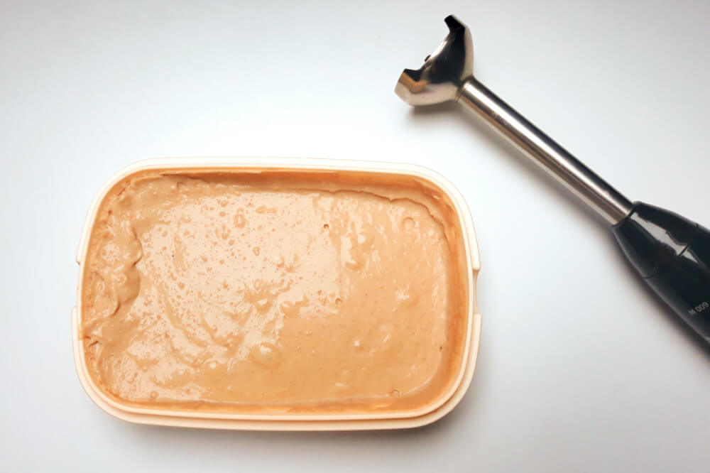 przygotowanie wegańskich lodów o smaku masła orzechowego, blender