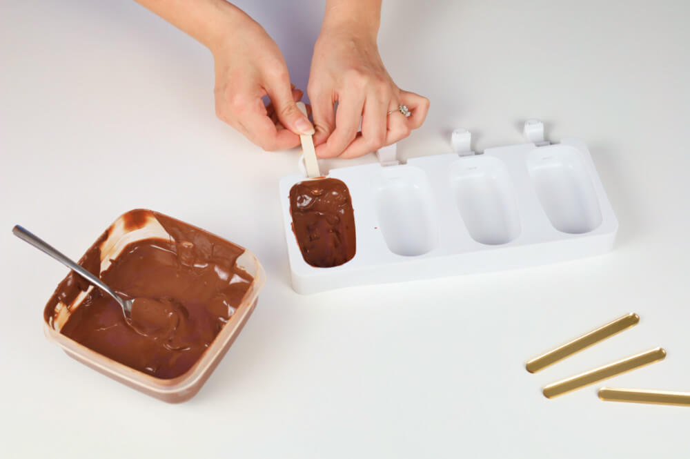 przygotowanie domowych lodów magnum - wkładanie patyczka do formy silikonowej na lody
