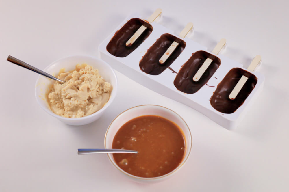 Składanie deseru - domowe lody magnum, lody o smaku masła orzechowego, solony karmel, czekolada, forma silikonowa na lody