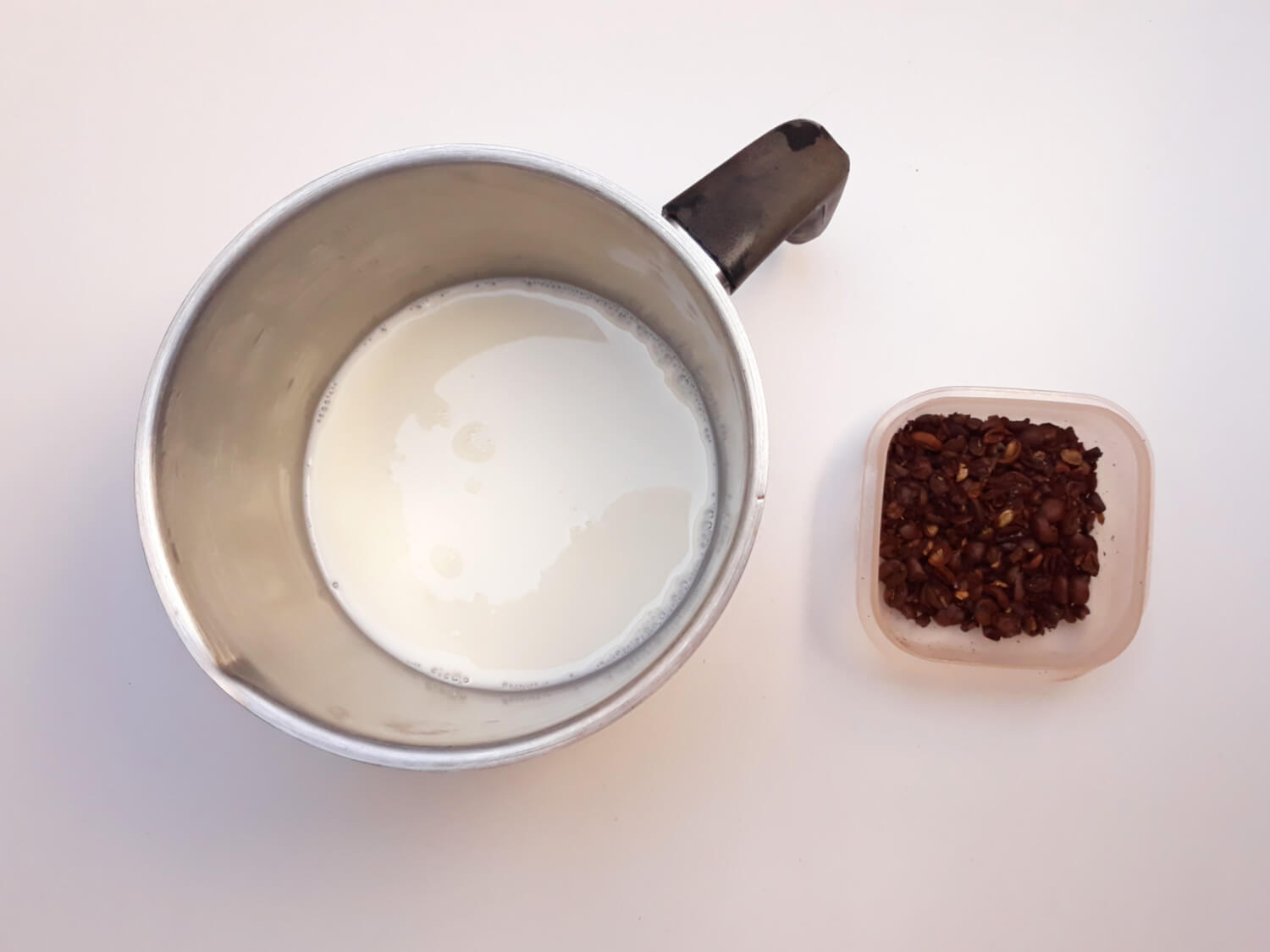 przygotowanie kremu kawowego namelaka, kawa, mleko, garnek