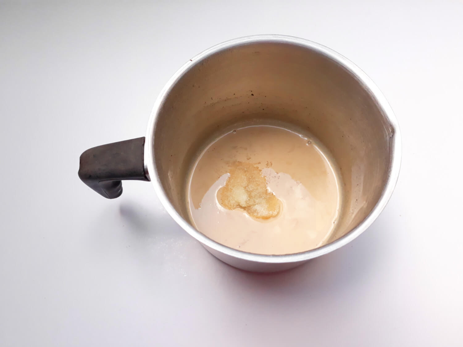 łączenie kawowego mleka z żelatyną