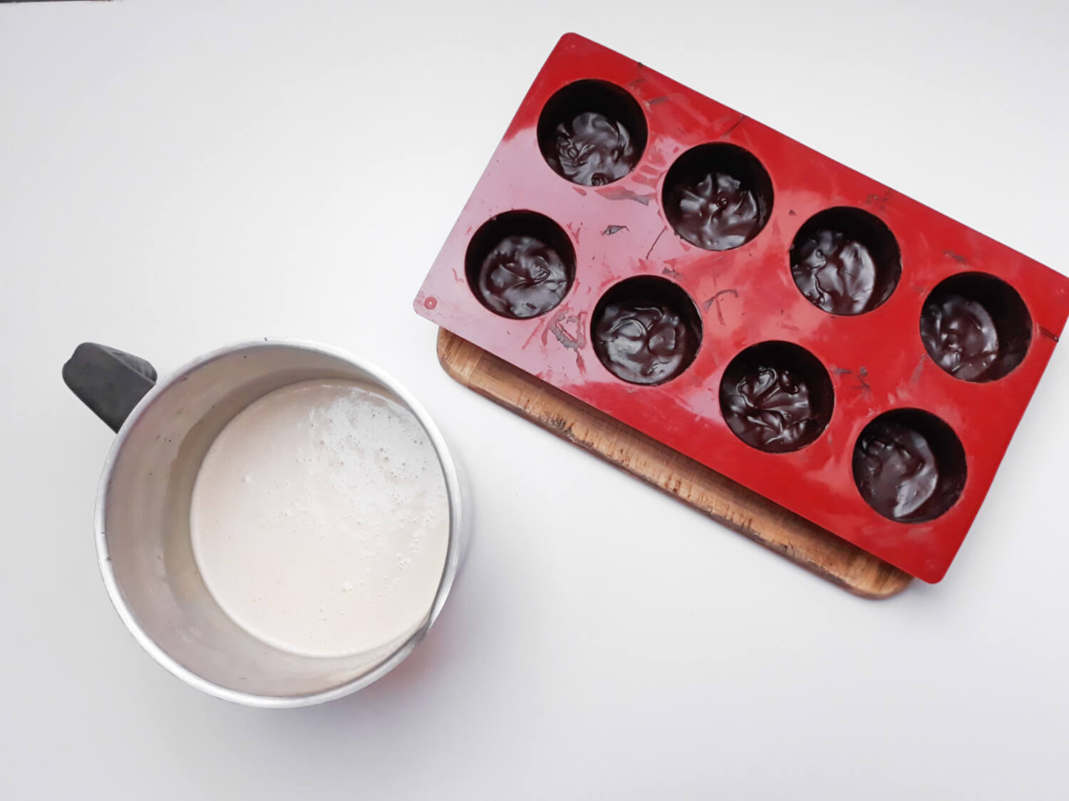 czekoladowe kubki kawy - wypełnianie form kremem kawowym, formka silikonowa