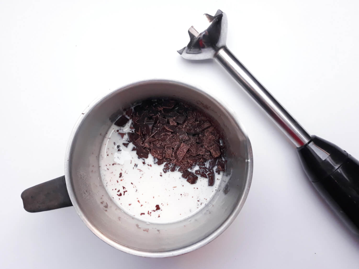 przygotowanie czekoladowego kremu namelaka z likierem, dodawanie czekolady