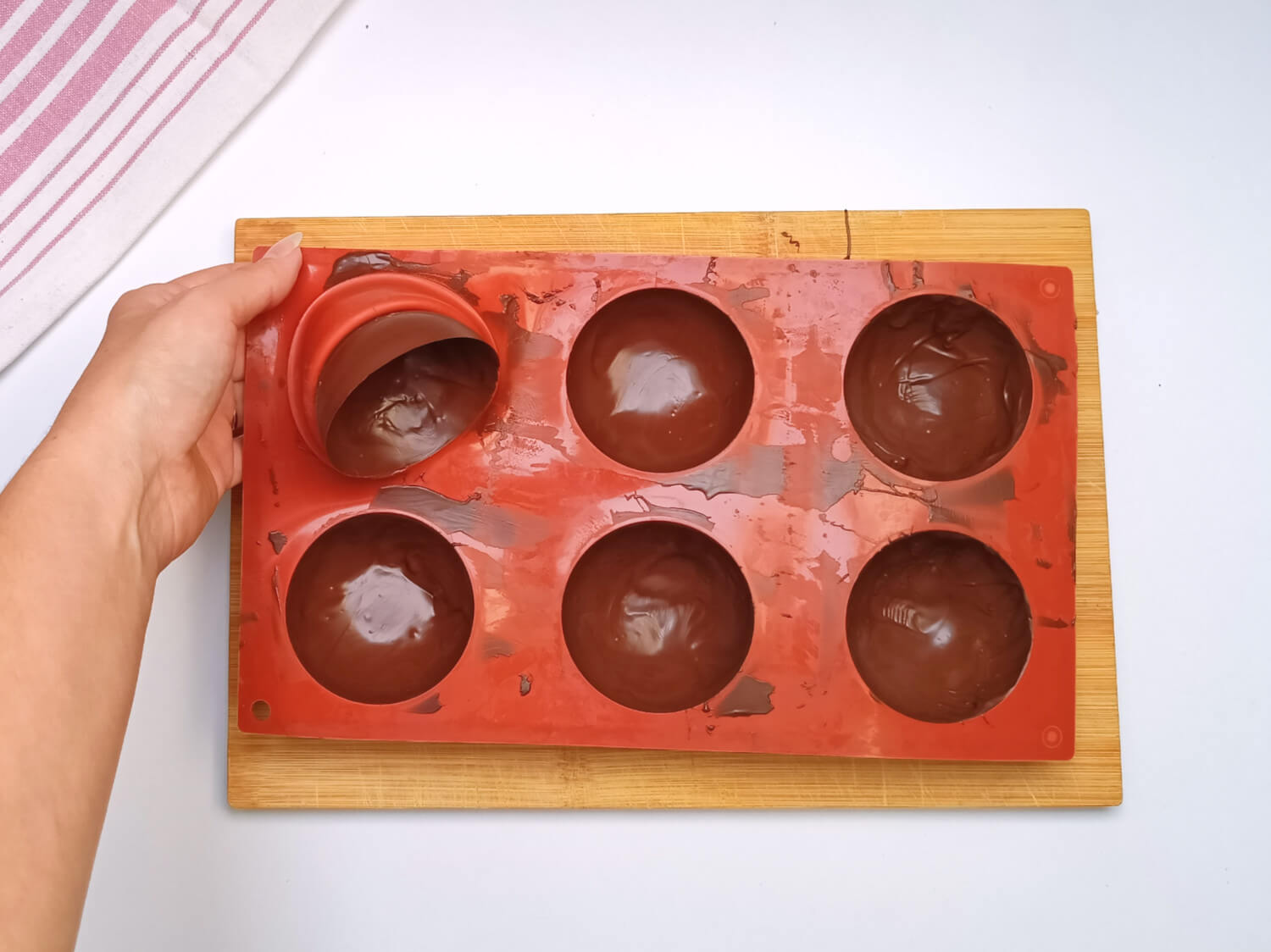 wyjmowanie czekoladowych bomb z formy silikonowej