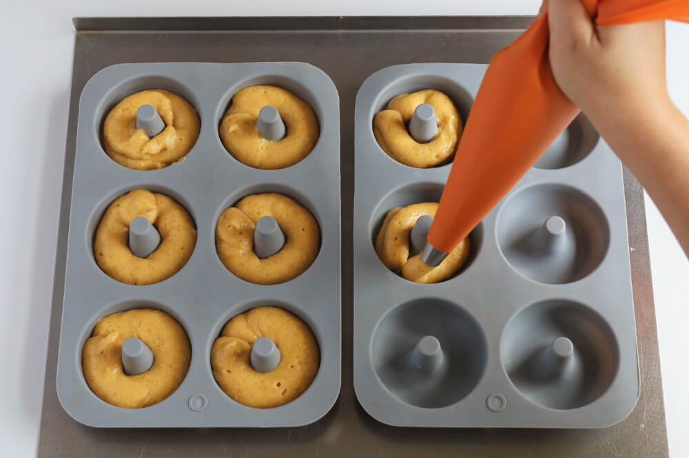 wypełnianie formy na donuty ciastem, forma silikonowa, rękaw cukierniczy