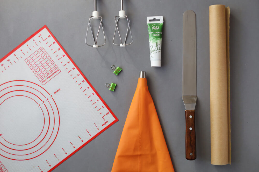 leśny tot - potrzebne narzędzia: mata silikonowa, mikser, rękaw cukierniczy, tylka z okrągłą końcówką, duża szpatuła, papier do pieczneia, zielony barwnik spozywczy w żelu, spinki/klamerki