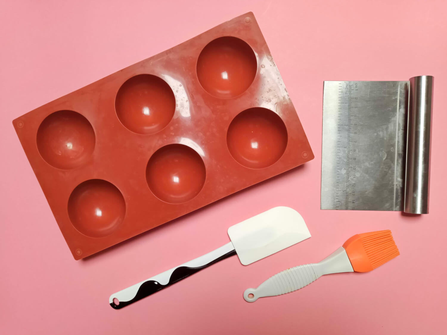 Czekoladowe bomby - kule z kakao i piankami (Hot Chocolate Bombs) potrzebne narzędzia, skrobka metalowa, silikonowa szpatułka, silikonowy pędzel, silikonowa forma na duże półkule