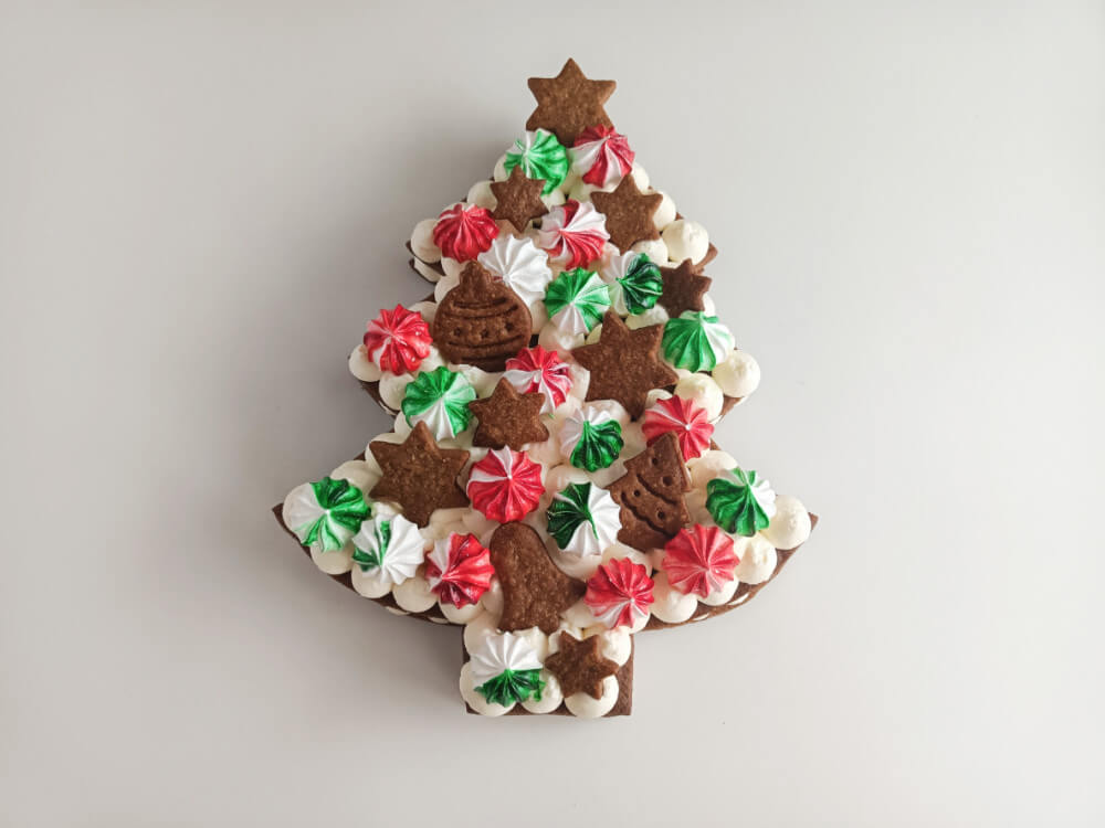 świąteczne number cake w kształcie choinki, dekoracja z ciasteczek i kolorowych bezików