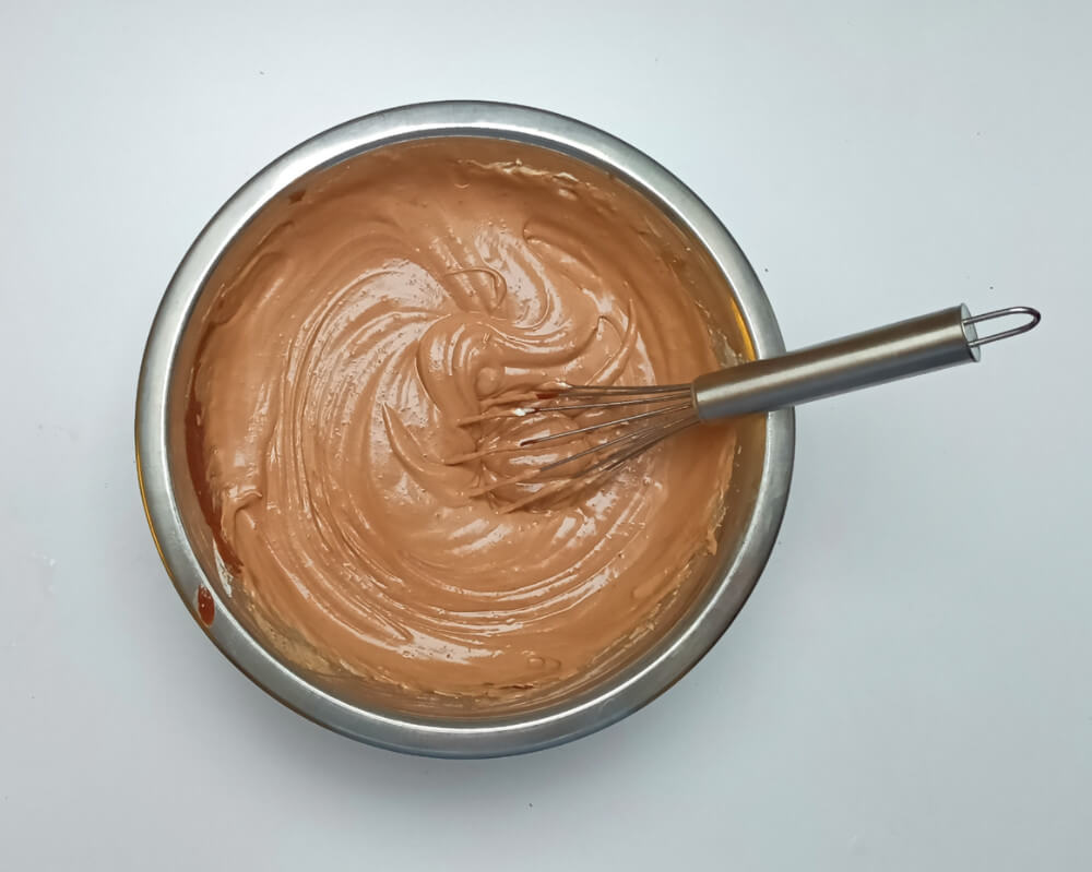 mieszanie kremu czekoladowo-cynamonowego, trzepaczka