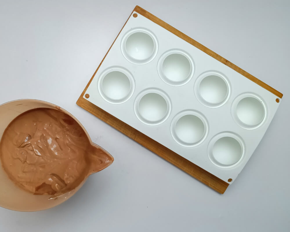 wypełnianie formy kremem czekoladowo-cynamonowym