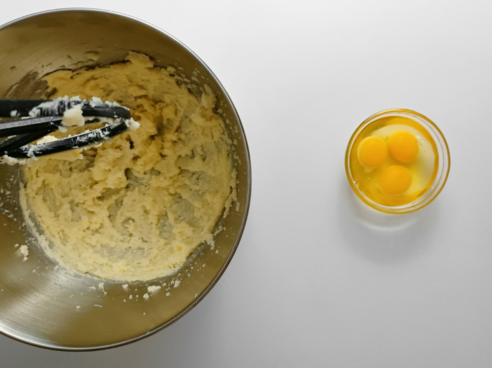 sernik gotowany - przygotowanie, ucieranie masła, dodawanie jajek