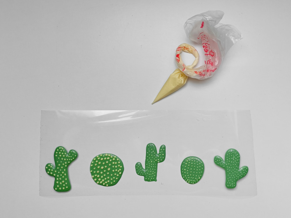 mini serniczki z kaktusami - tworzenie kaktusów z czekolady, rękaw cukierniczy