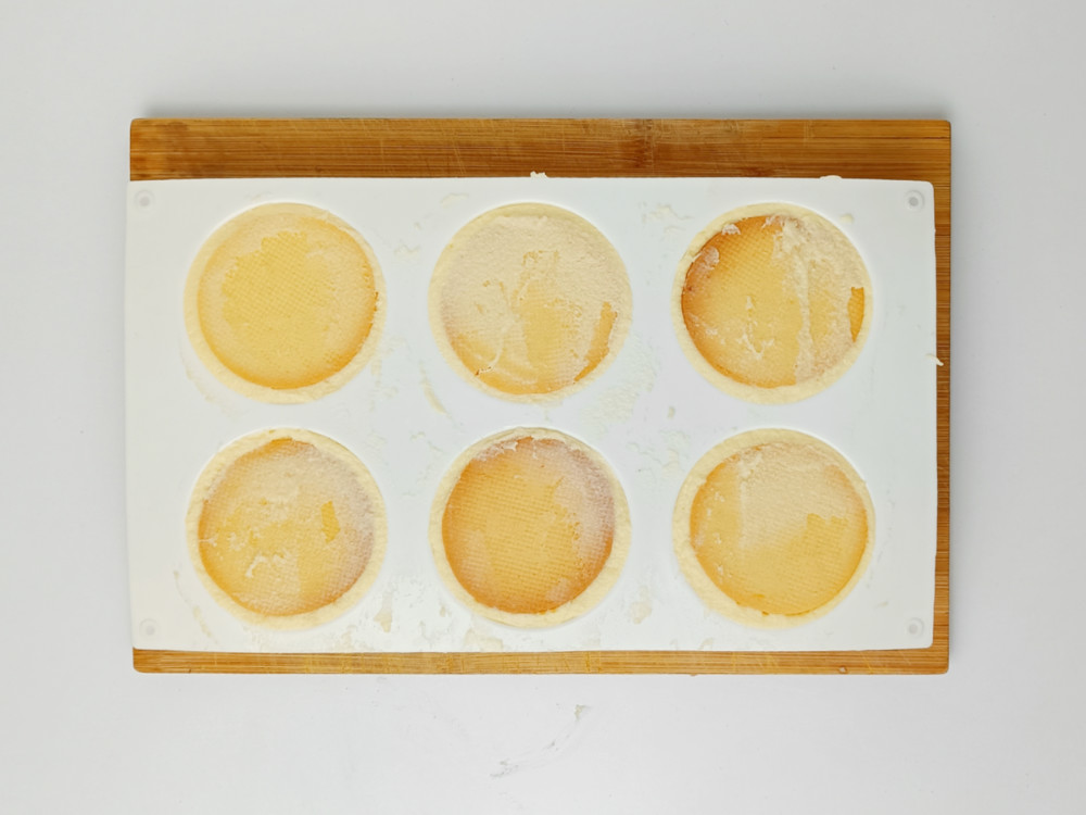 mini serniczki z kaktusami, wypełnianie formy silikonowej sernikiem gotowanym i ciasteczkami maślanymi