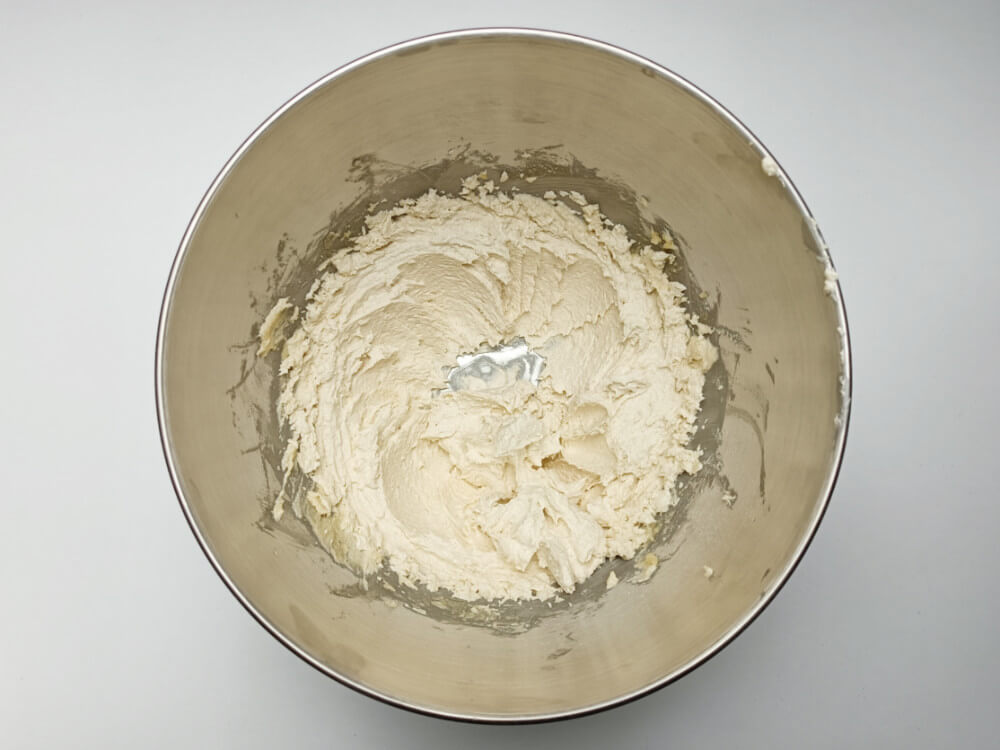 ucieranie masła na cookie dough